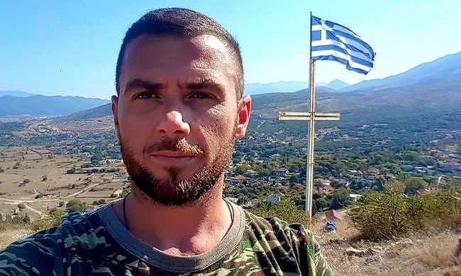 Ύψωσαν πανό για τον Κωνσταντίνο Κατσίφα (εικόνα)